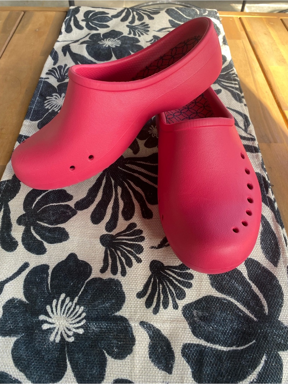 Crocs Tully Women's hot pink clogs- size 9 Women’s -practically new!